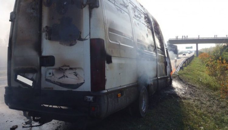 Hasiči z Púchova zasahovali pri  požiari vozidla na diaľnici