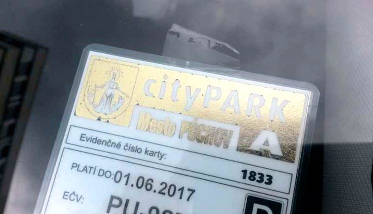 Majiteľov drahších parkovacích kariet radnica odškodňovať nebude