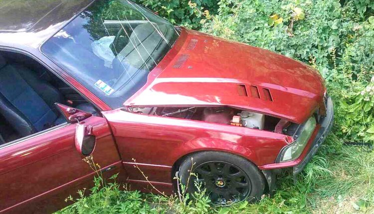 Nehoda pri Streženiciach, auto narazilo do stromu