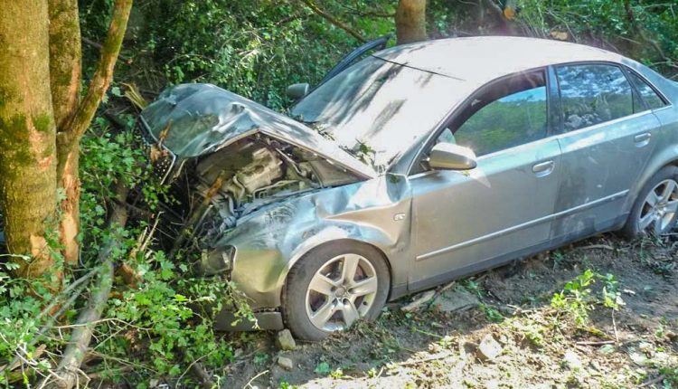 FOTO: Audi vyletelo mimo cestu, zranili sa tri osoby