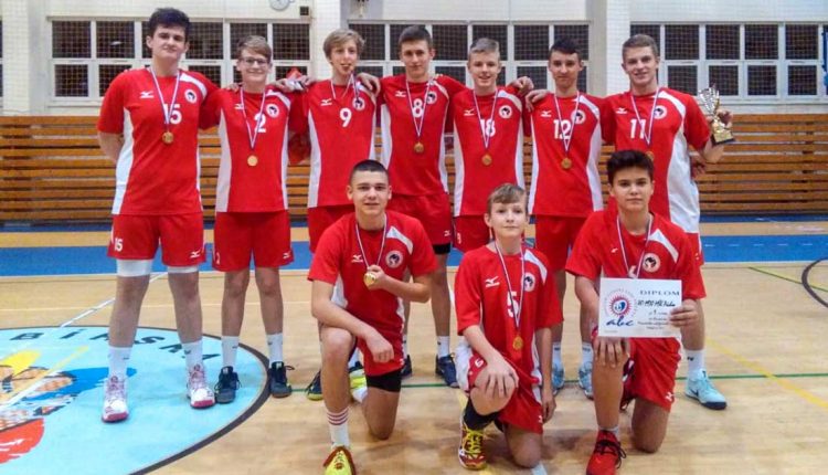 Púchovskí starší žiaci vyhrali volejbalový turnaj v Prešove