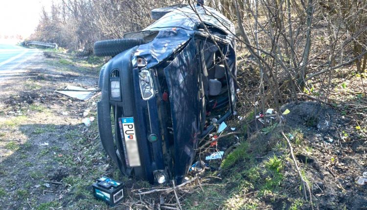 FOTO: Prvoaprílová nehoda, vodič ušiel do lesa