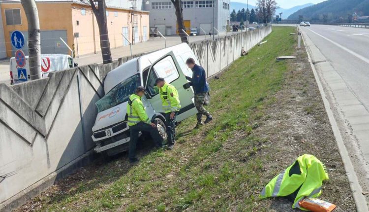 FOTO: Nehoda na diaľničnom privádzači v Púchove