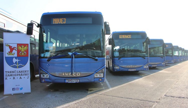 Na krajských cestách stretnete dvadsiatku nových modrých autobusov