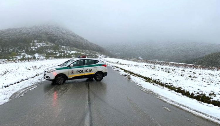 FOTO: Na Považí už padá sneh: Táto cesta je neprejazdná!
