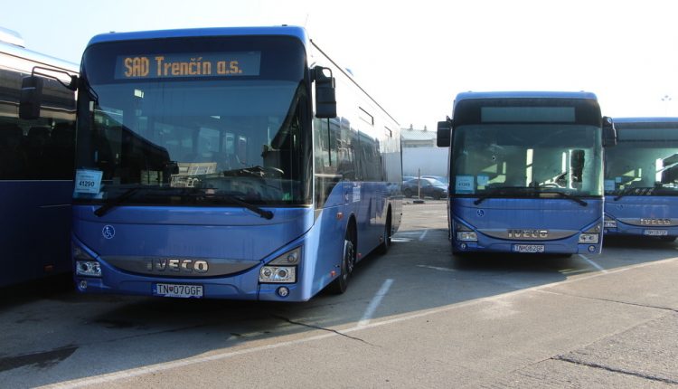 Zatvorené školy sa od pondelka dotknú aj prímestskej autobusovej dopravy, modré autobusy budú jazdiť v prázdninovom režime