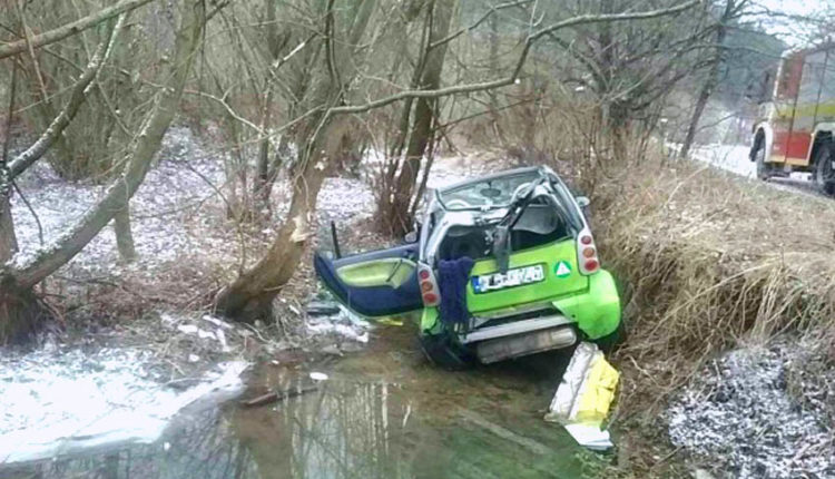 FOTO: Malé auto skončilo po rannej nehode v potoku