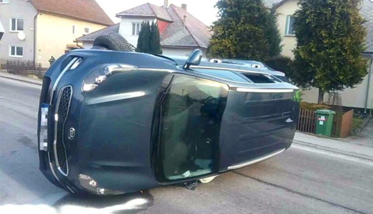 FOTO: Nehoda v Beluši, auto zostalo prevrátené na boku