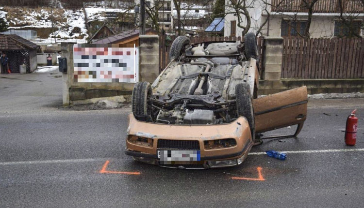 FOTO: Opitý vodič vletel do plotu a auto prevrátil na strechu