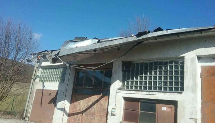 FOTO: Uvoľnená časť strechy na garážach v obci Lednické Rovne
