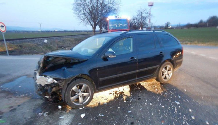 FOTO: Ranná zrážka dvoch áut si vyžiadala aj zranenie