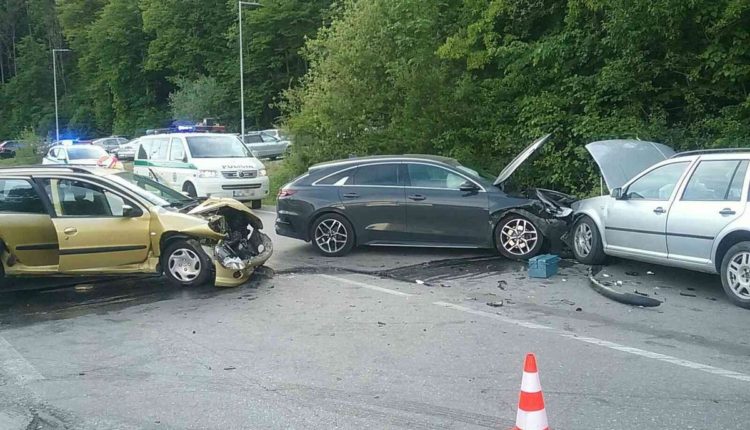 FOTO: Dopravná nehoda troch osobných motorových vozidiel