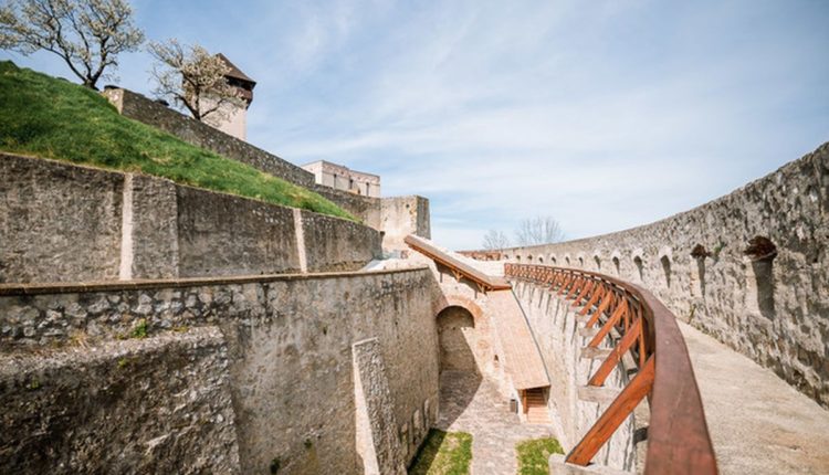 Južné opevnenie Trenčianskeho hradu medzi tromi najkrajšími obnovenými pamiatkami